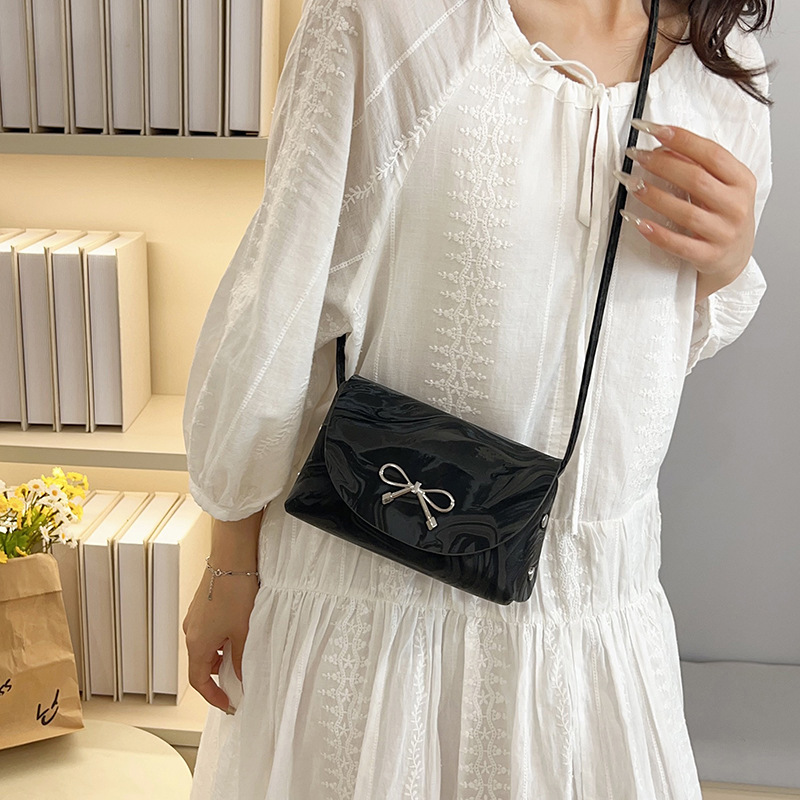 A new trendy and fashionable hand-held small square bag for women in 2025 from South Korea, with a unique design and a stylish crossbody bag details Picture