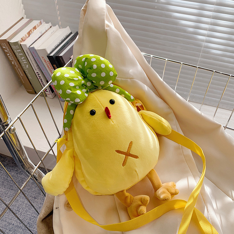 A small bag for mobile phones for women in autumn and winter 2021, a new and niche design crossbody bag with cartoon and cute doll mobile phone case details Picture
