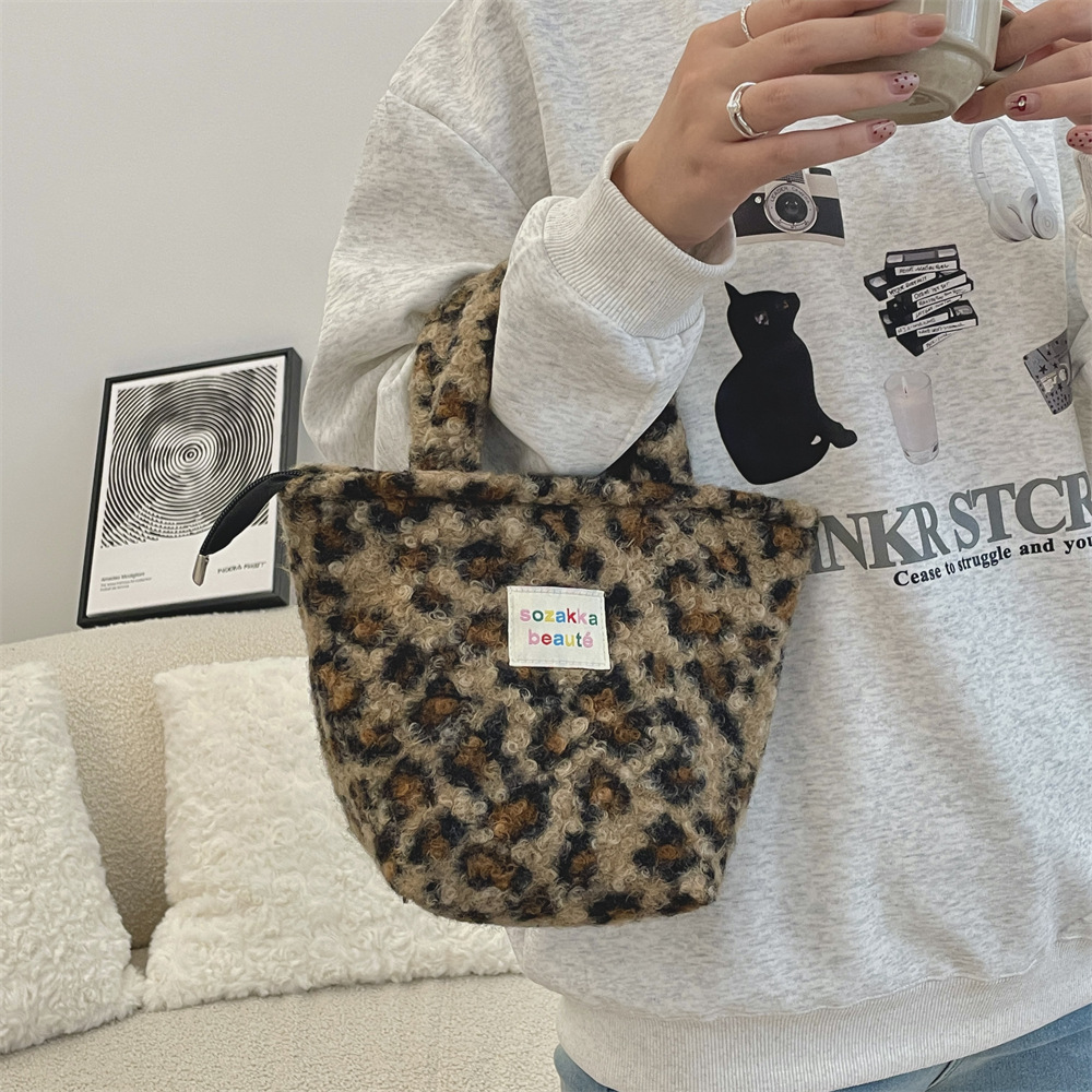 4111 Autumn and Winter hand-held plush small bag for women, 2024 new leopard print trendy work handbag, shopping handbag Application Scenario