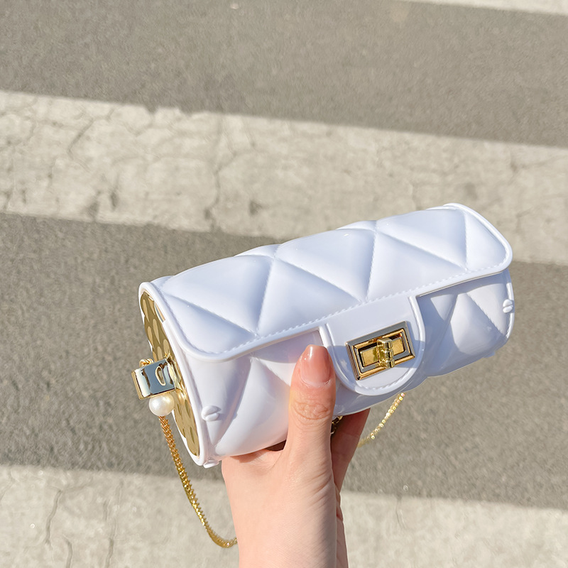 The 2025 summer new trendy diamond-shaped cylindrical jelly bag is a mini, fashionable and versatile single-shoulder crossbody chain small bag for women Application Scenario