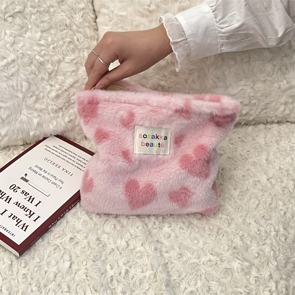 4123 High appearance level leopard print plush makeup bag for women, holding skin care products and toiletries bag with large capacity storage bag Application Scenario