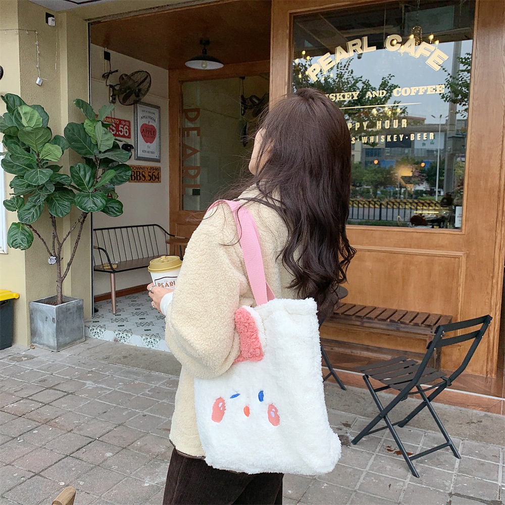 110292 Plush embroidered cartoon girl sweet handbag, large-capacity single-shoulder bag, portable bag for work and commuting Application Scenario