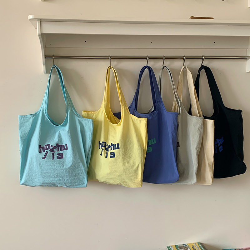 Canvas bag, a niche and artistic Instagram large-capacity single-shoulder bag, a high-end and versatile handbag for female students, suitable for commuting and class Application Scenario