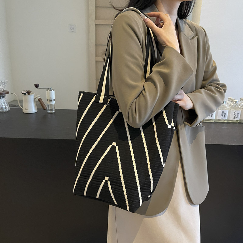 Women's niche design wavy knitted single-shoulder bag, large-capacity bag for shopping on the street, commuter bucket bag full figure