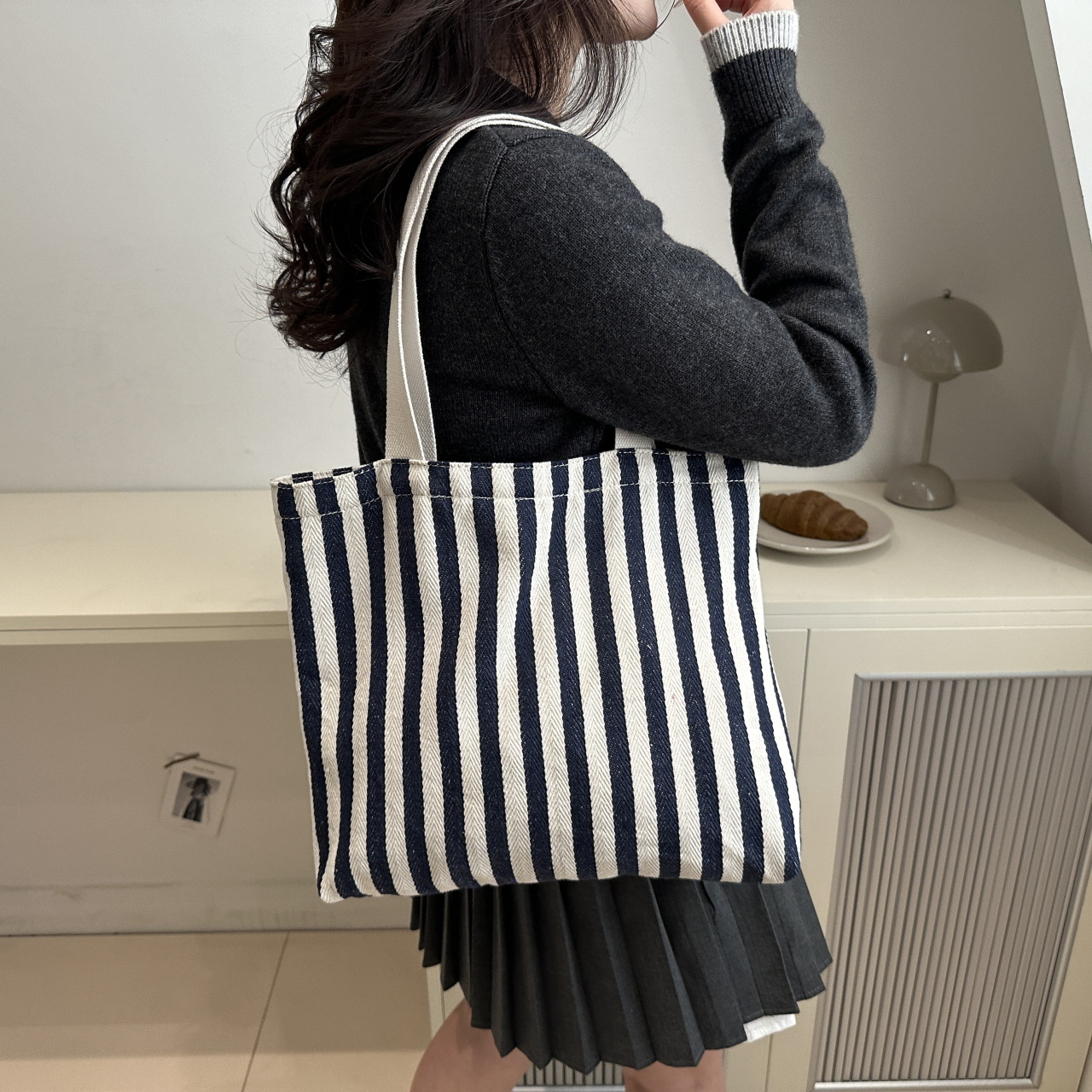 The new cross-border vertical striped commuter tote bag, hand-held shoulder bag, is fashionable and has a large capacity. It features an InS-style simple letter sail details Picture