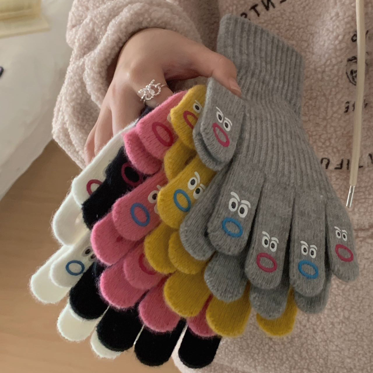 Creative Mouth Monster five-fingered gloves, Korean version cute winter woolen thickened warm knitted gloves, cycling touch screen Item Picture