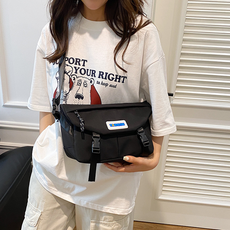 The ins personalized crossbody bag for women's 2024 new style, a casual and versatile nylon small crossbody bag, and a simple and lightweight single-shoulder bag are selling well Application Scenario