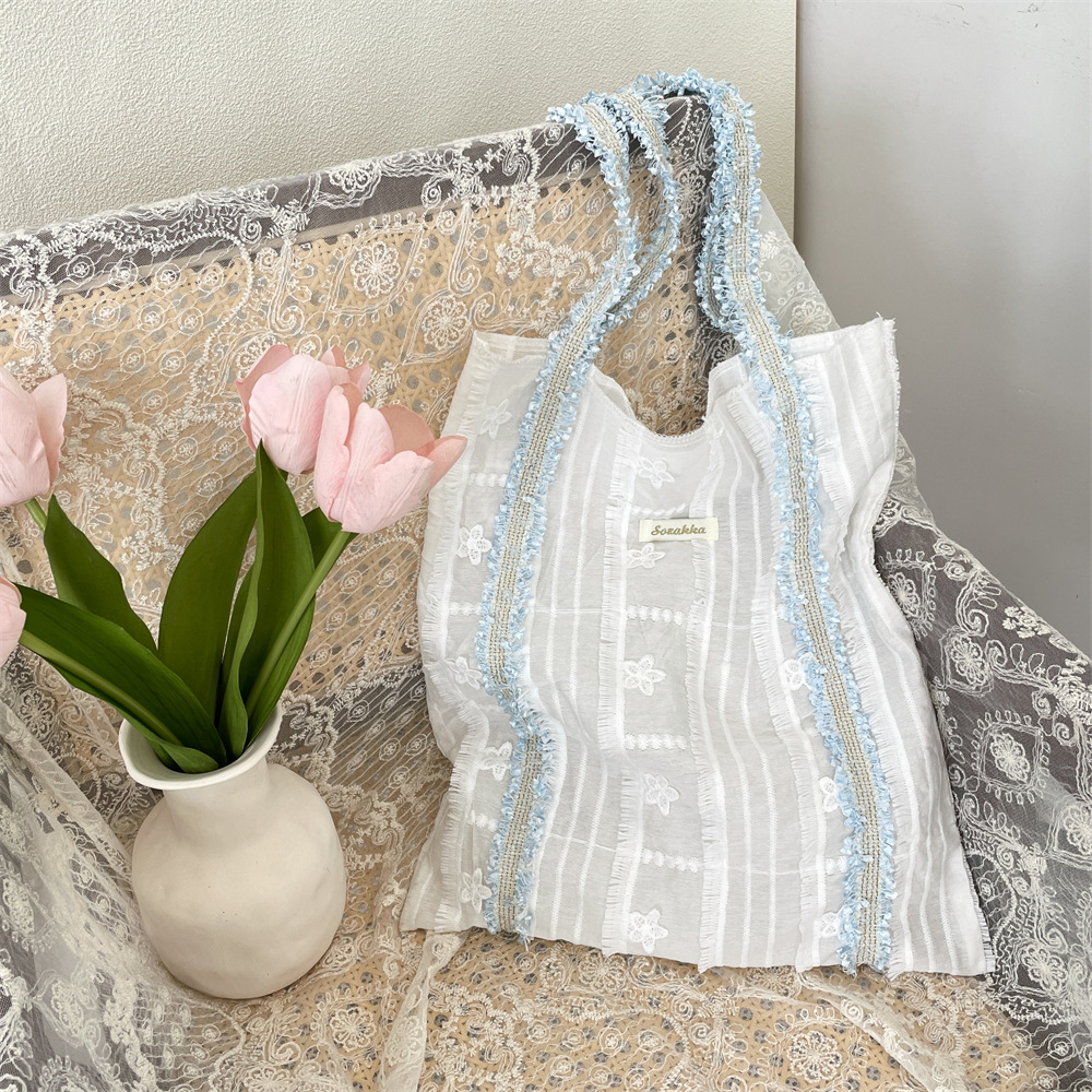 53161 Spring/Summer Small flower webbing design texture canvas bag, large capacity shoulder bag, portable bag, underarm bag Application Scenario