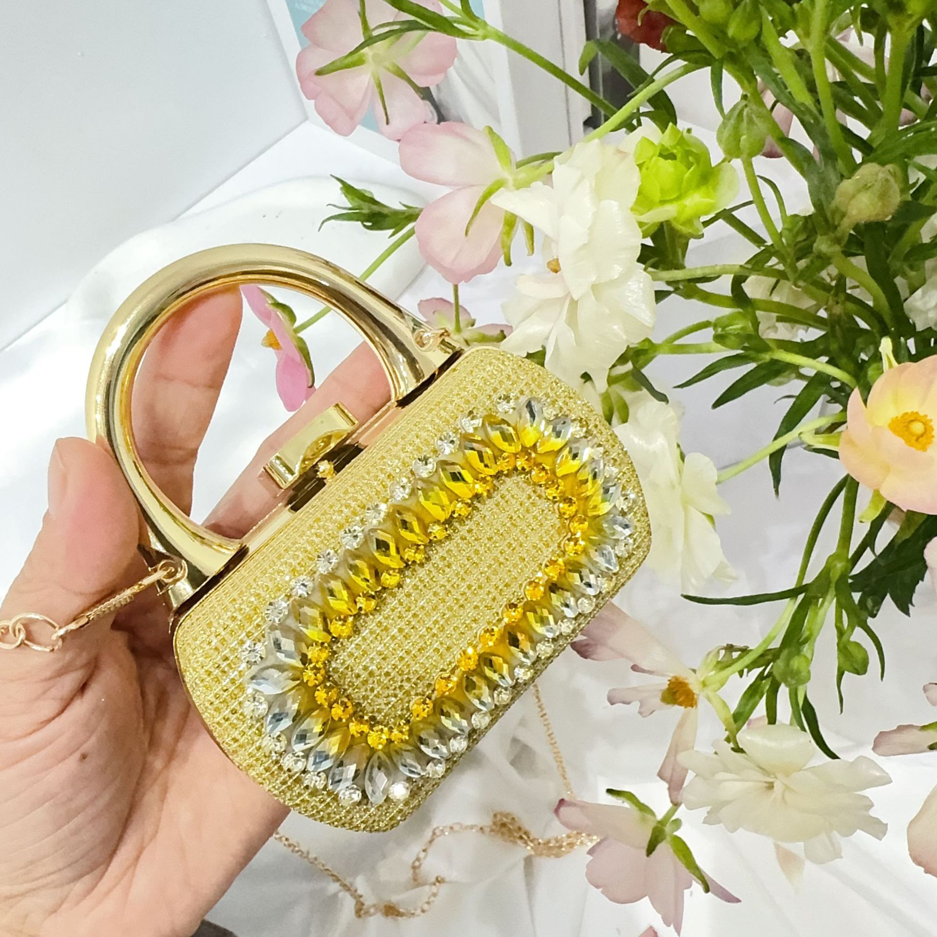 The new cross-border rhinestone handbag features a niche design and exudes the elegance of a socialite. It is a high-end banquet single-shoulder crossbody bag with diamonds Item Picture