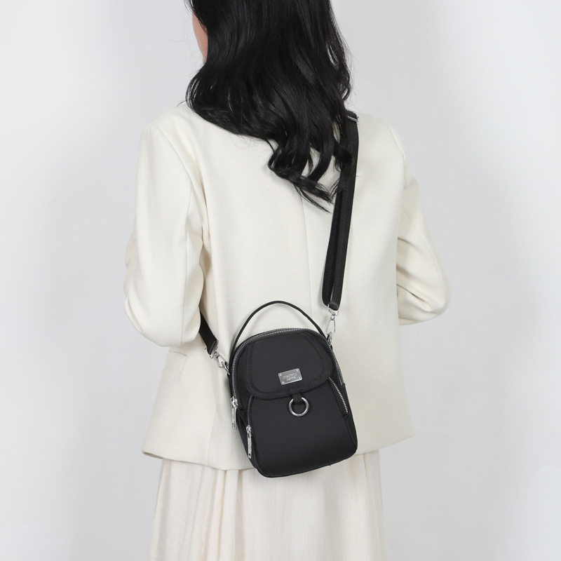 The lightweight vertical Korean-style mobile phone bag of 2025, a fashionable and simple crossbody bag in solid color, a stylish small square bag, is selling well among women details Picture