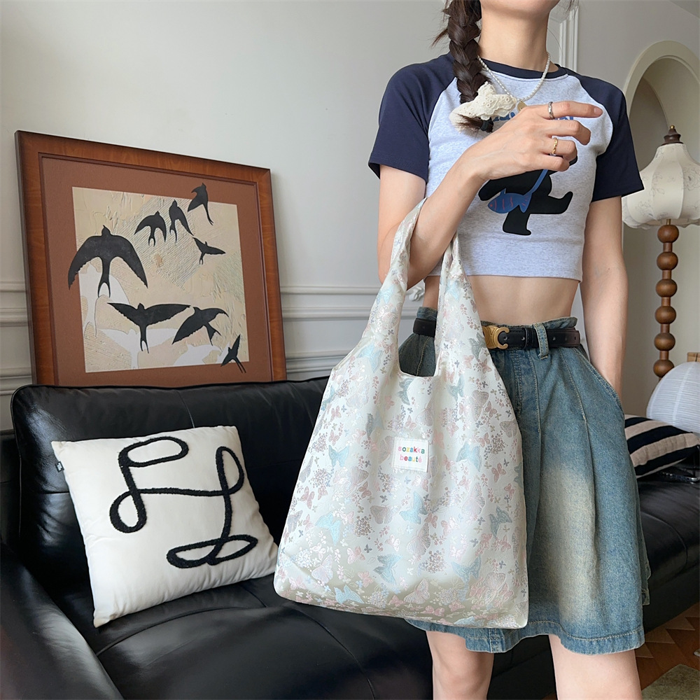 47211 New Chinese-style jacquard butterfly single-shoulder bag for women, new underarm bag for fashionable commuting, large-capacity tote bag Application Scenario