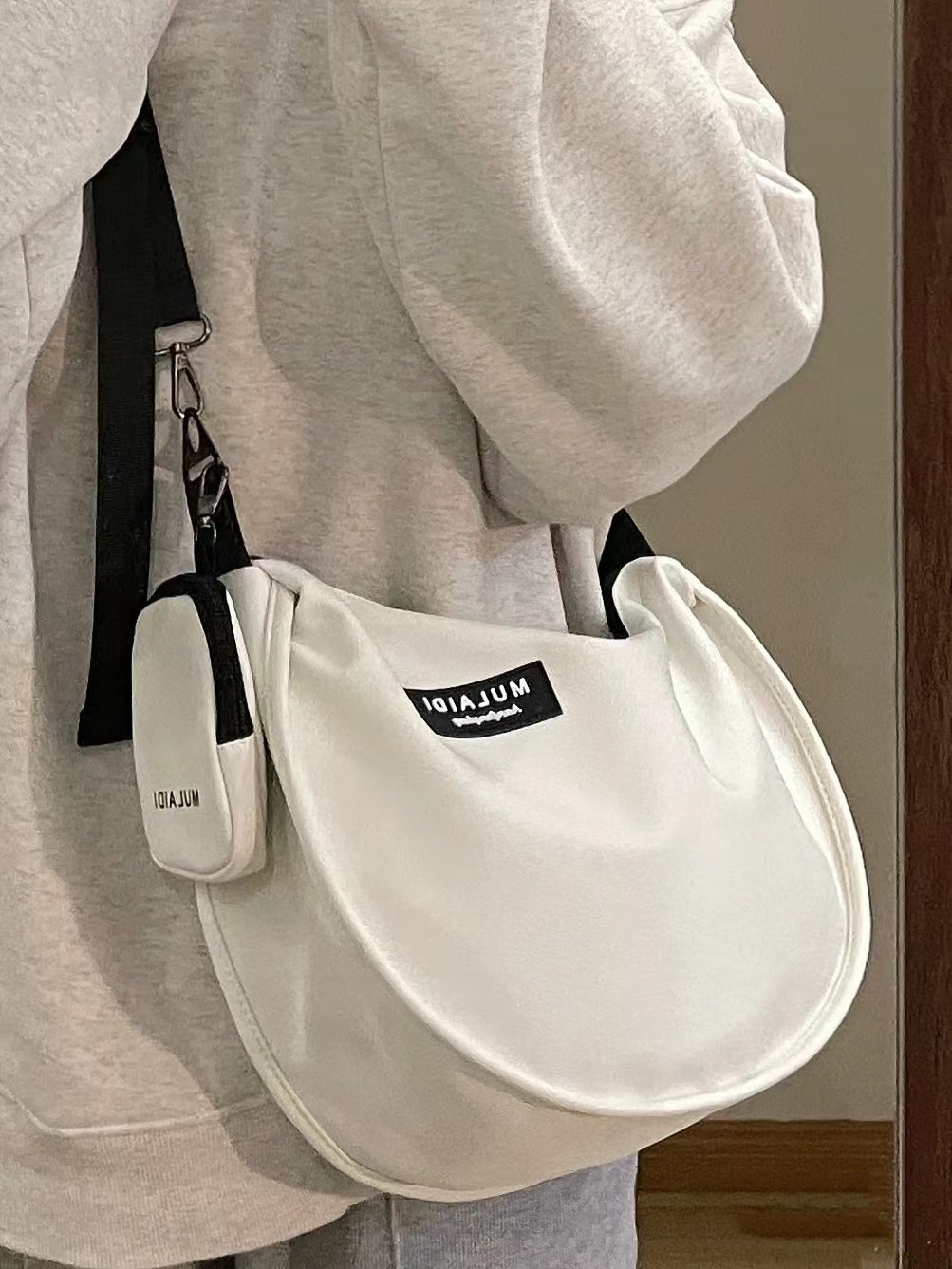 Japanese-style casual dumpling bags, sporty crossbody bags, large-capacity canvas bags for women, single-shoulder commuting bags for students to class, trendy details Picture