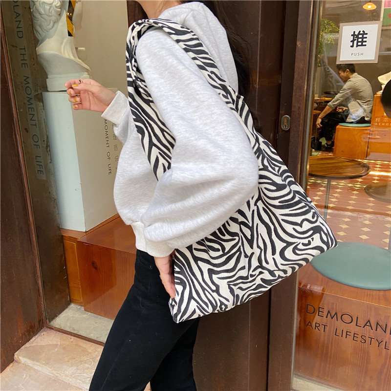 910251 ins Autumn and Winter leopard Print chic Korean corduroy single-shoulder canvas shopping bag, women's bag manufacturer wholesale Application Scenario