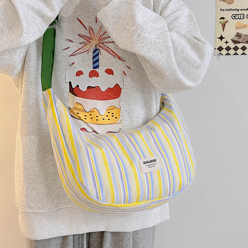 Wholesale of the 2024 new style of trendy and casual bag, a fresh and simple single-shoulder crossbody bag with large capacity for class dumplings details Picture