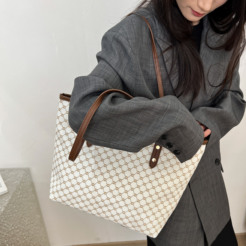 A simple and fashionable large-capacity bag for women in 2025, a trendy six-year tote bag for women, a large-capacity single-shoulder bag for commuting Specification drawing