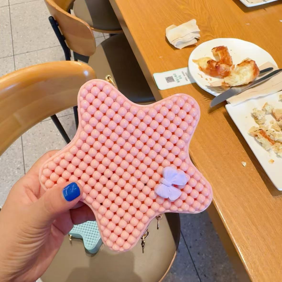 The 2025 new star bag, cute cartoon pearl bag, women's crossbody bag, fashionable chain bag, and girls' hollowed-out single-shoulder bag Item Picture