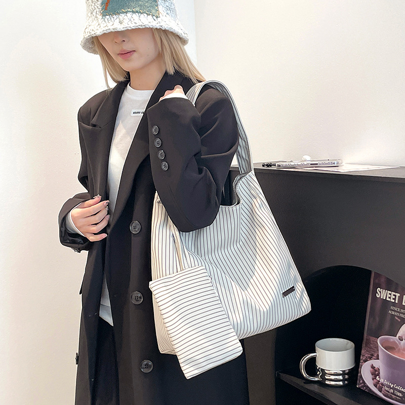 Colorful Fox commuter shoulder bag, large-capacity striped tote bag, artistic shopping bag, versatile student girls' bag full figure