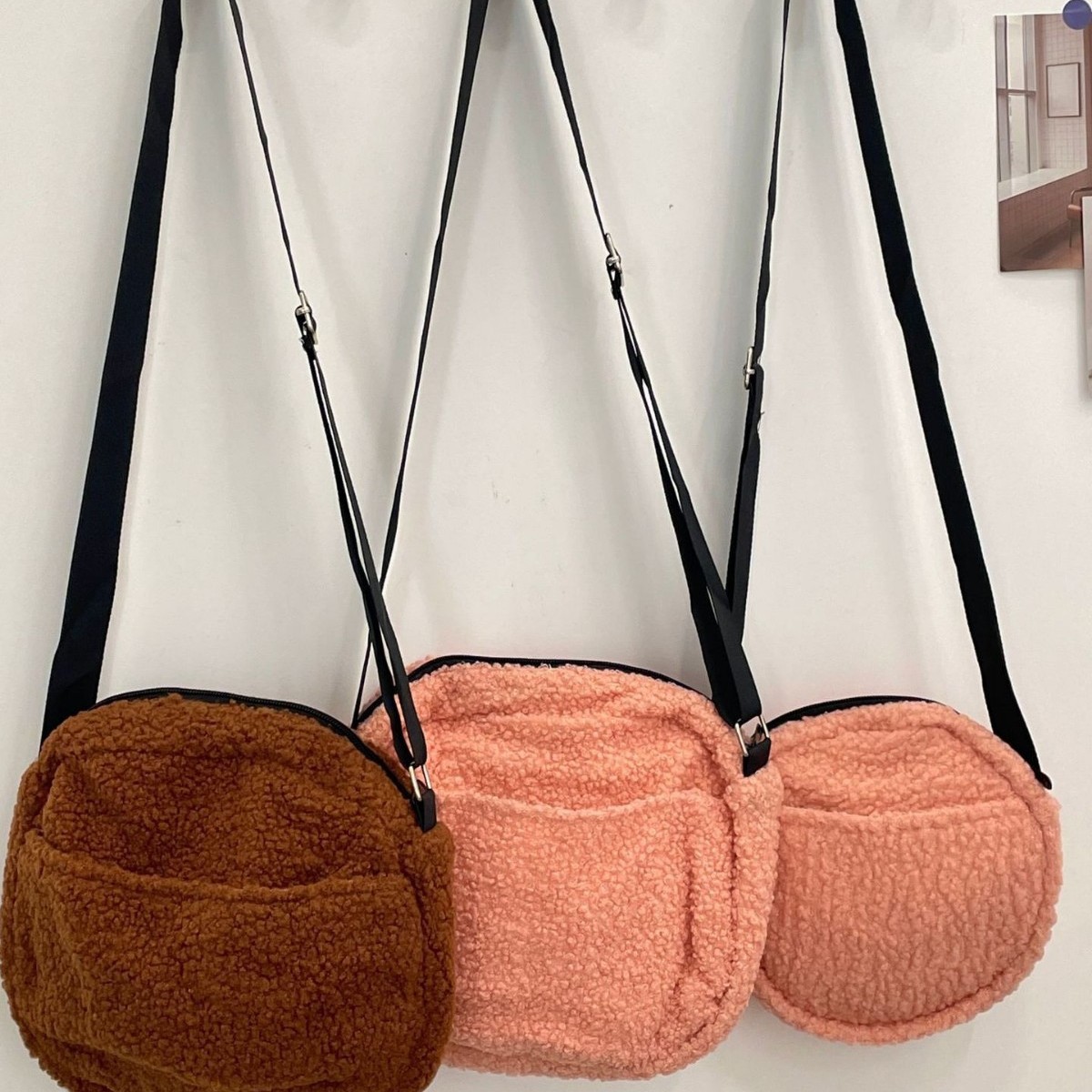 910132 A niche lambskin fabric fashionable single-shoulder canvas bag with adjustable shoulder straps and a crossbody casual bag Item Picture