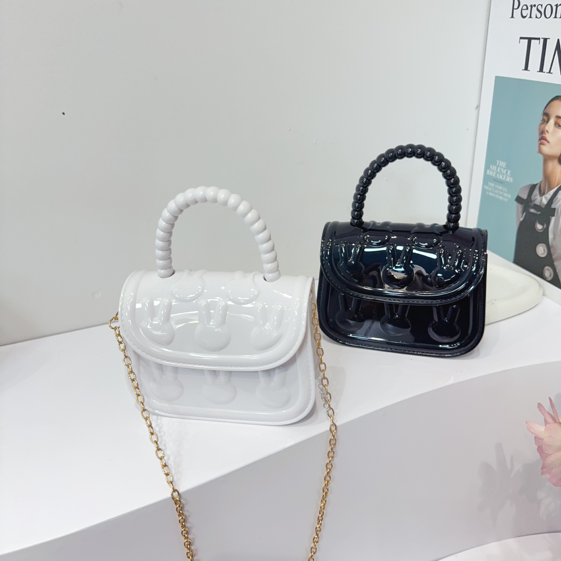 The 2025 new model of bag is a summer bestseller for women. It features a niche design and a high-end feel. It is a single-shoulder small square bag and a versatile hand-held crossbody bag Application Scenario