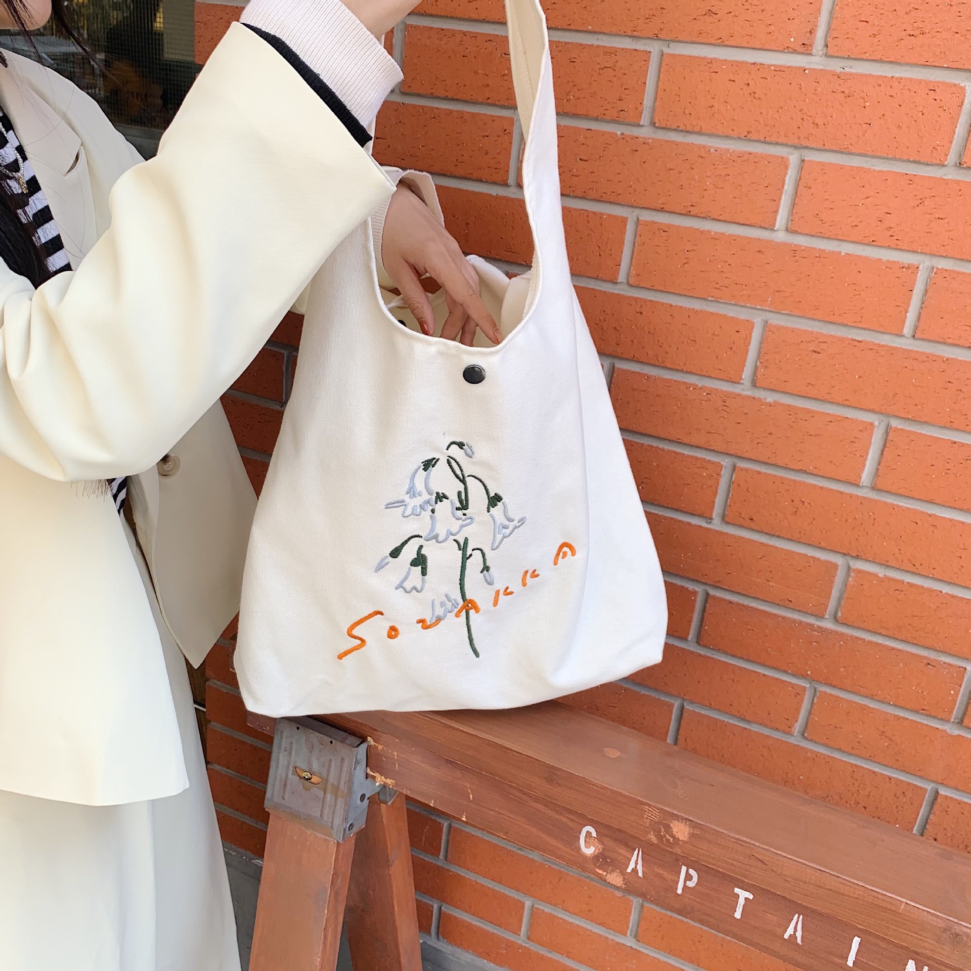 22275 New Spring and Summer embroidered canvas vest bag, simple forest style, artistic fairy, high appearance level hand-held canvas bag Application Scenario