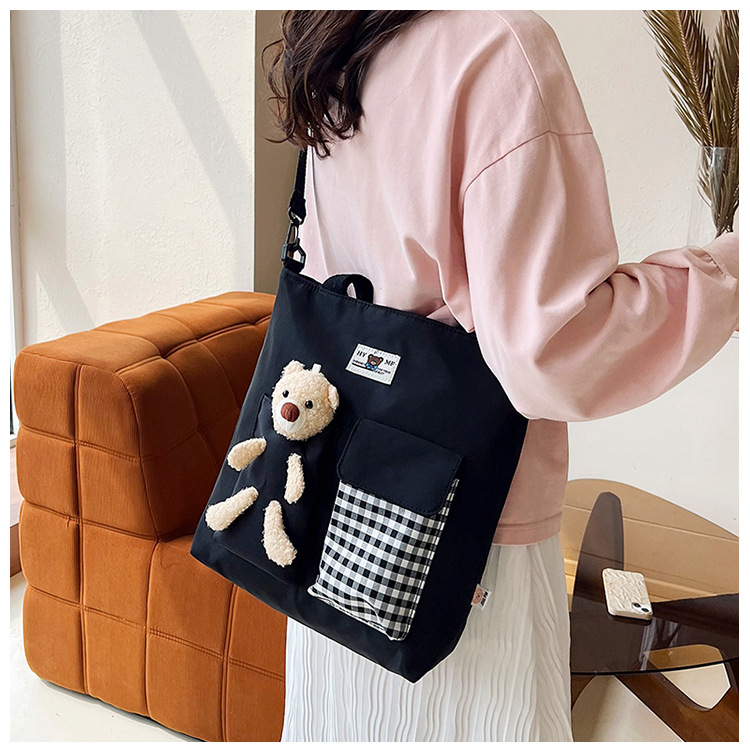 Large-capacity canvas bag for women, 2024 new ins style versatile shoulder bag, fashionable hand-held canvas bag, cross-border wholesale Application Scenario
