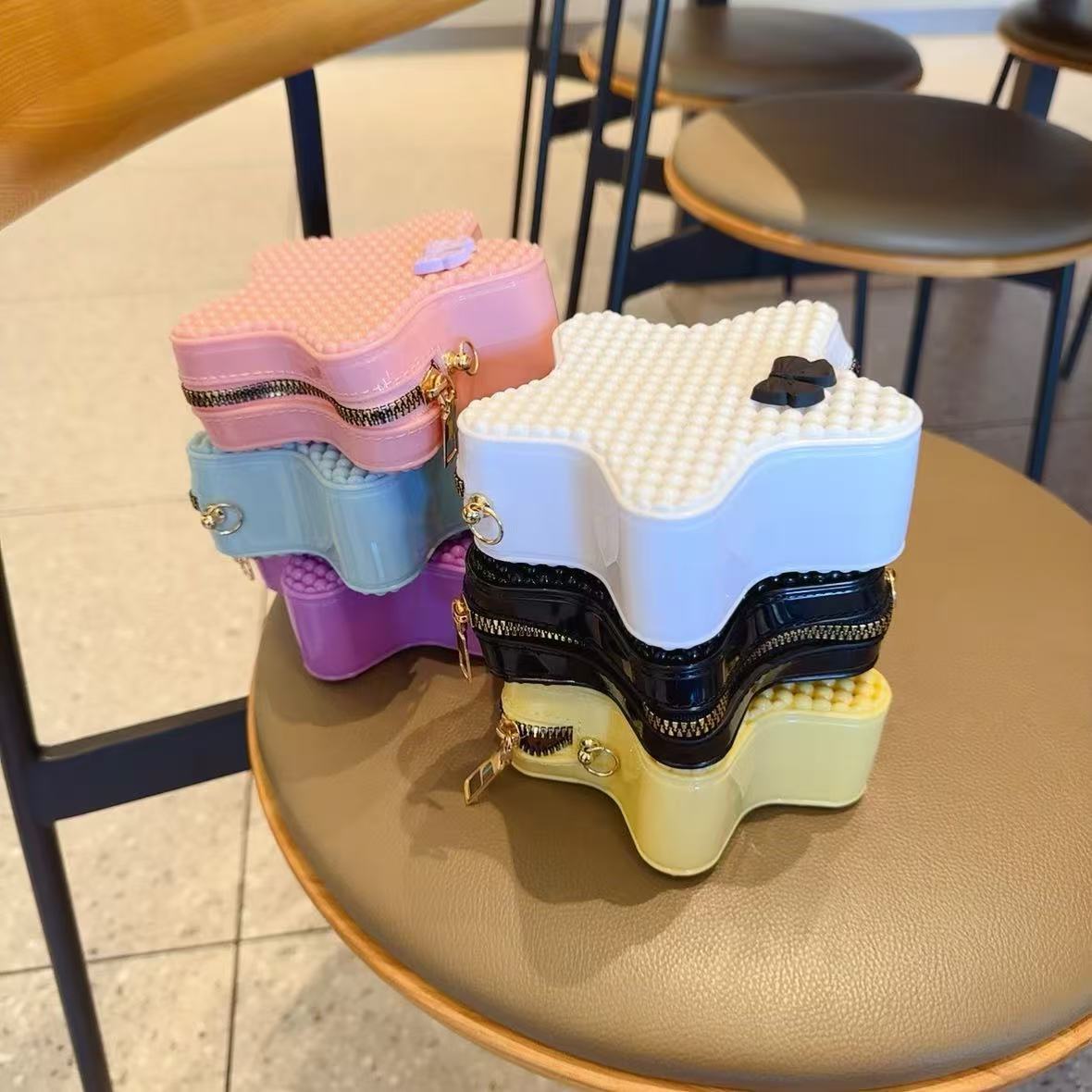 The 2025 new star bag, cute cartoon pearl bag, women's crossbody bag, fashionable chain bag, and girls' hollowed-out single-shoulder bag details Picture