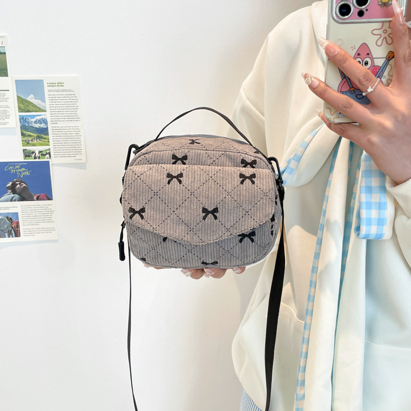 A versatile, inS-style new large-capacity girl's chest bag with a unique design sense and a bow-shaped sporty crossbody bag details Picture