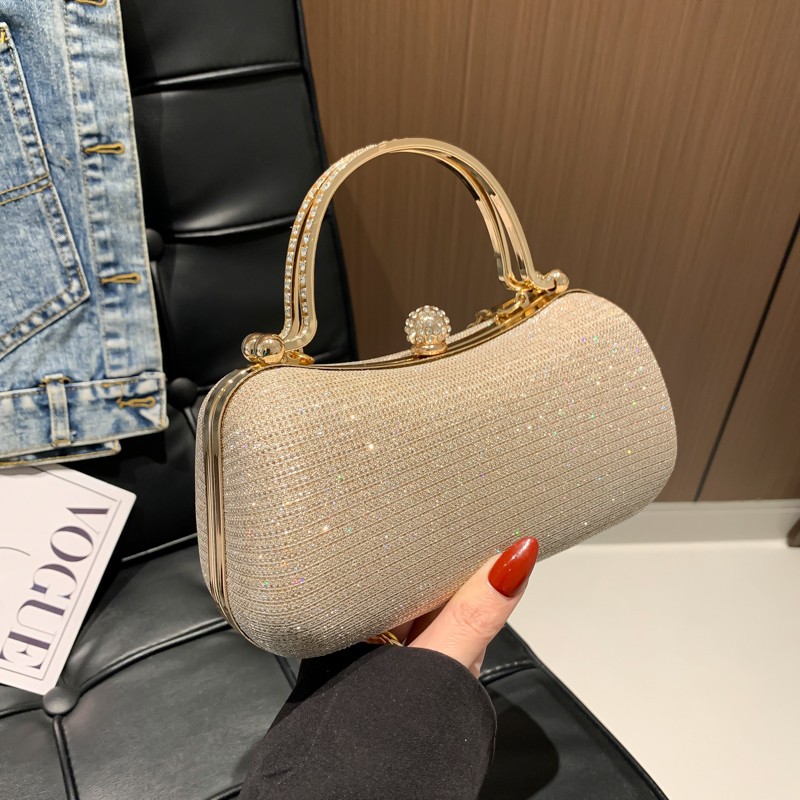 The 2024 new trendy women's bag is exquisitely textured and simple yet stylish. It's a small bag with a lock button and a single-shoulder chain crossbody Application Scenario