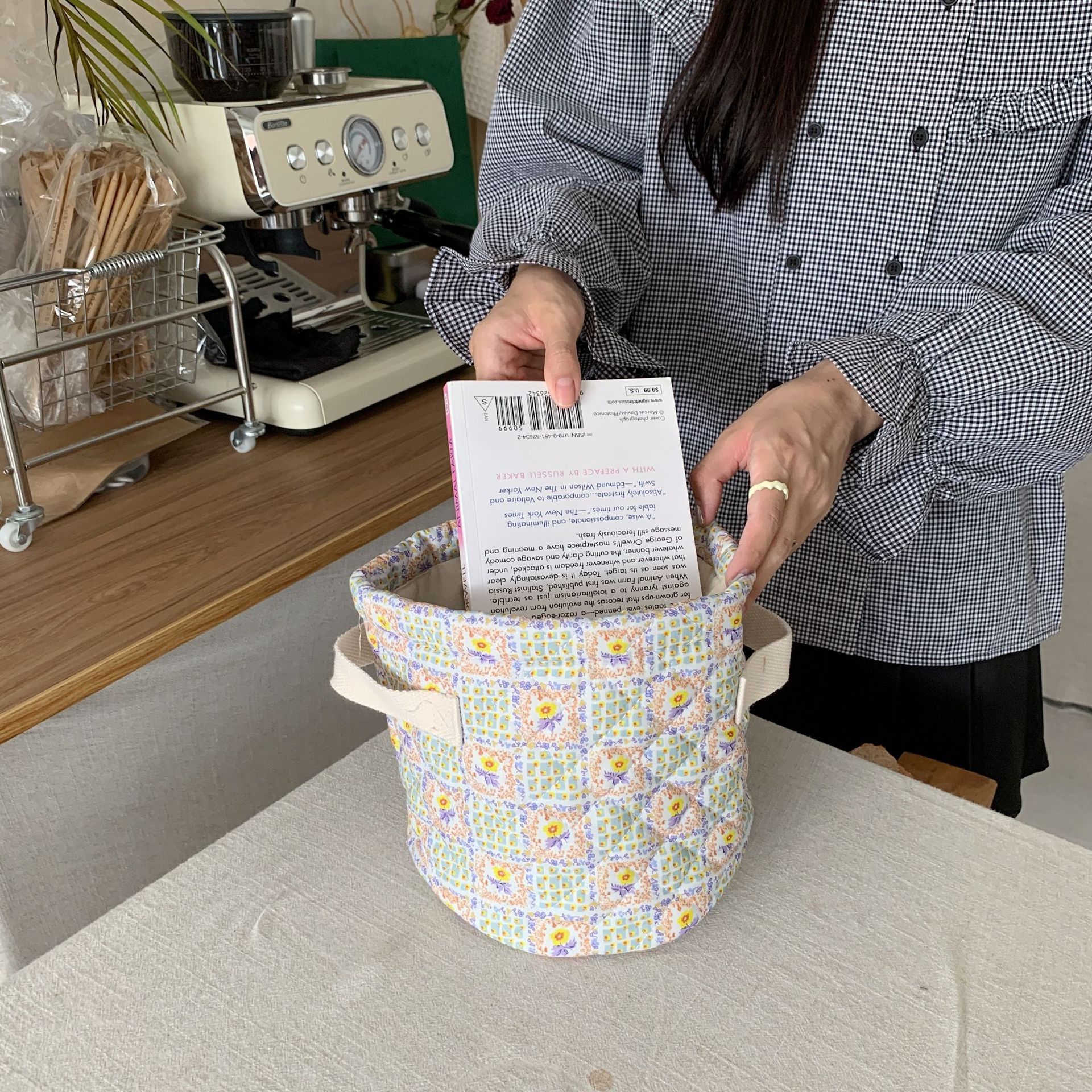 26276 Cute storage basket, snack basket, home, student dormitory, skin care products, makeup bag, organizing makeup brush basket Application Scenario
