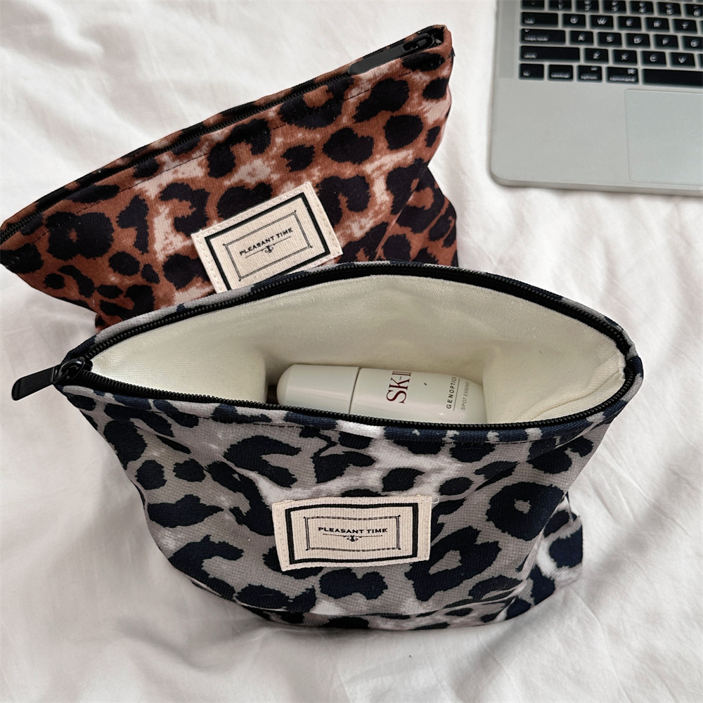 49182 Korean retro leopard print makeup bag, lipstick, loose change, portable toiletries and storage bag. Women can hold the bag hand in hand details Picture