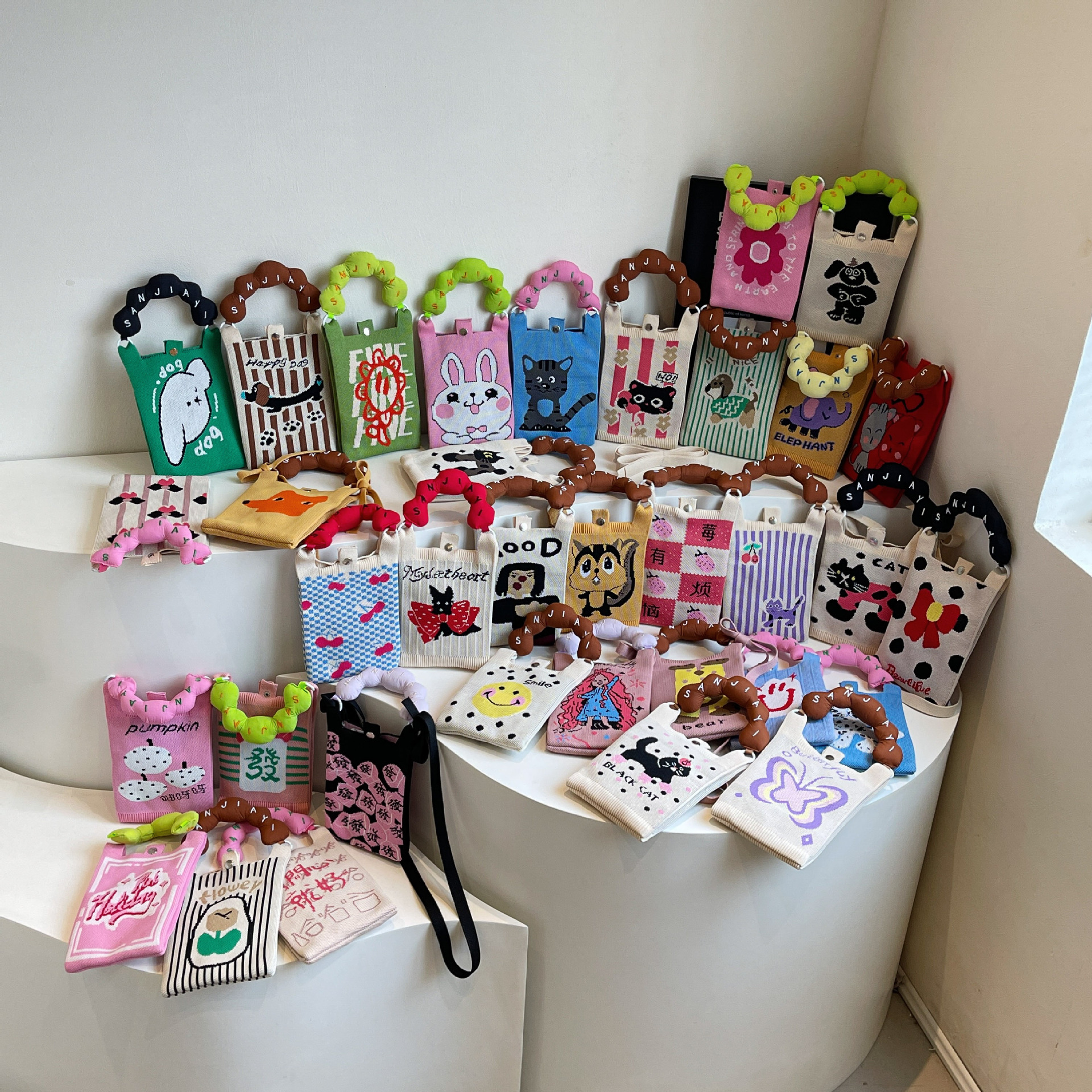 A new type of convenient and easy-to-store knitted handbag from Korean ins, a cute cartoon fashion crossbody bag for students full figure