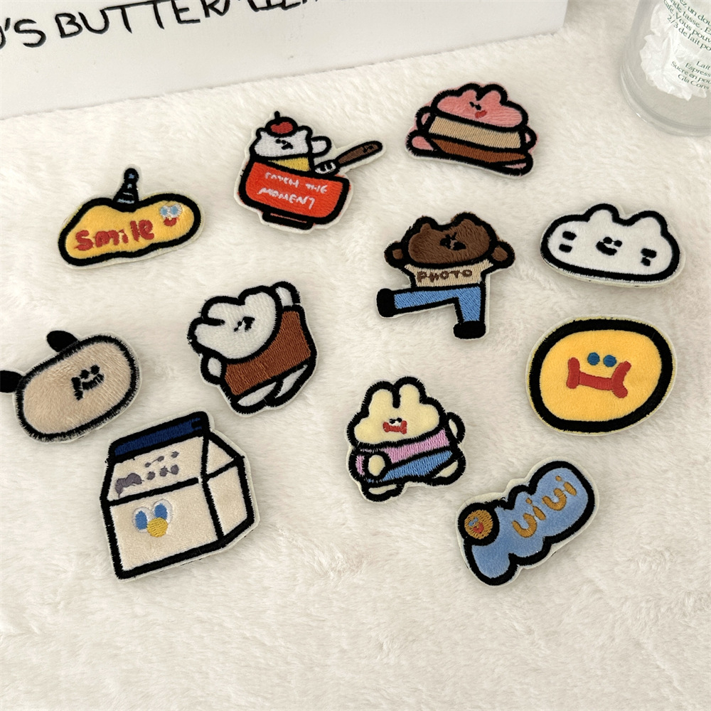 L51162 Cartoon cute brooch pendant, clothes decoration, canvas bag accessory, pin, plush embroidery diy decoration Application Scenario