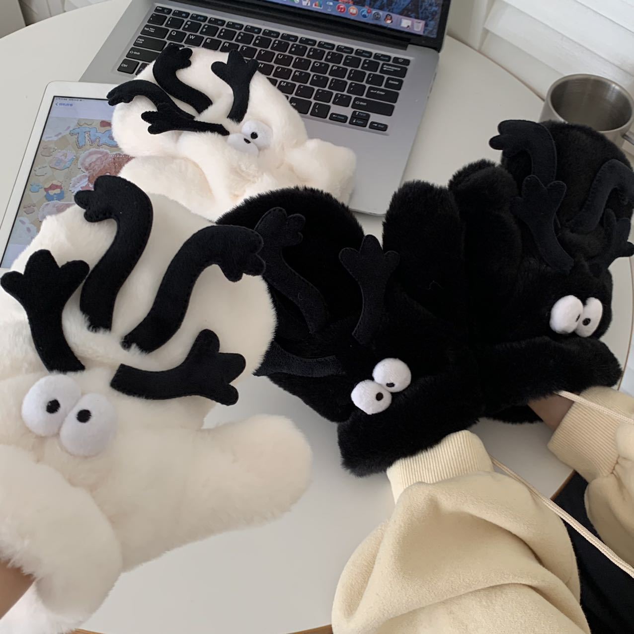 Creative and funny little coal ball plush gloves, ins style, girlish heart, warm cycling, thickened plush gloves that can be hung around the neck details Picture