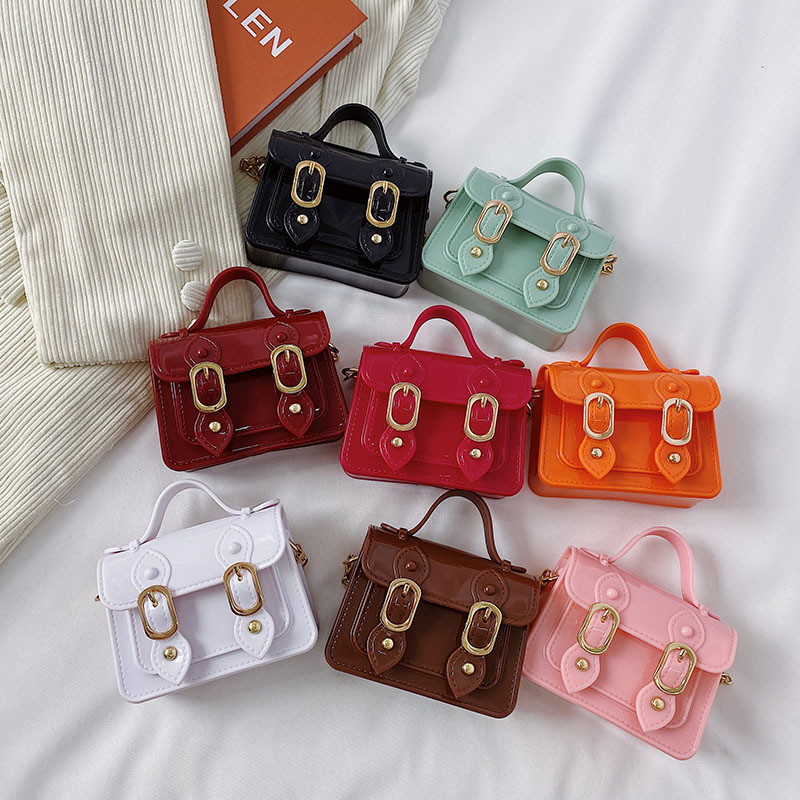 This is a new Spring/Summer 2025 spring/summer style of a casual and stylish Cambridge bag with a magnetic buckle for women's casual and stylish crossbody full figure