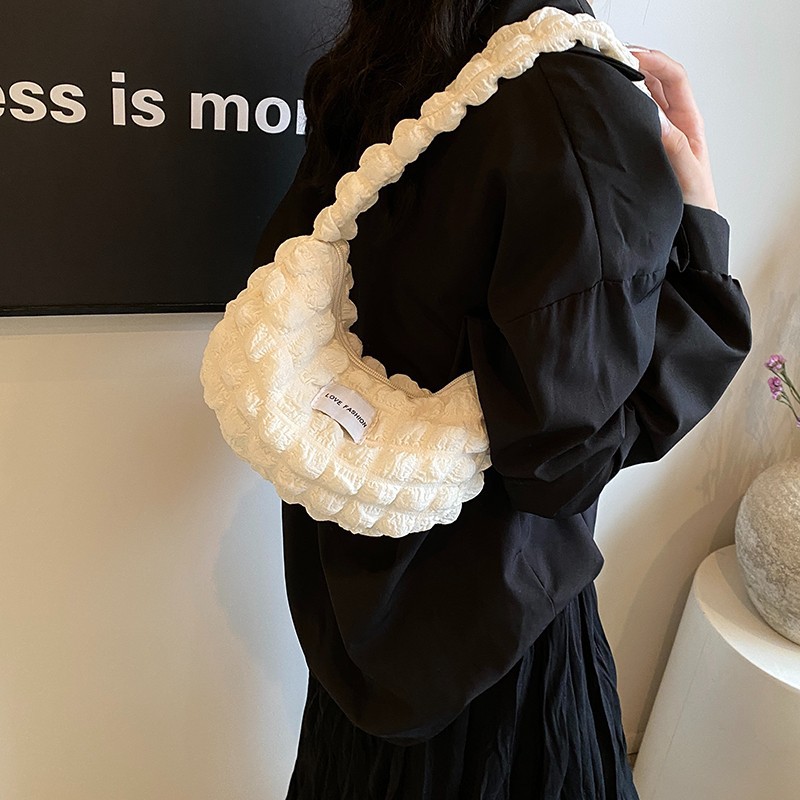 Large-capacity solid-color single-shoulder bag 2024 new style, popular pleated cloud underarm bag, niche commuter pleated bag wholesale details Picture