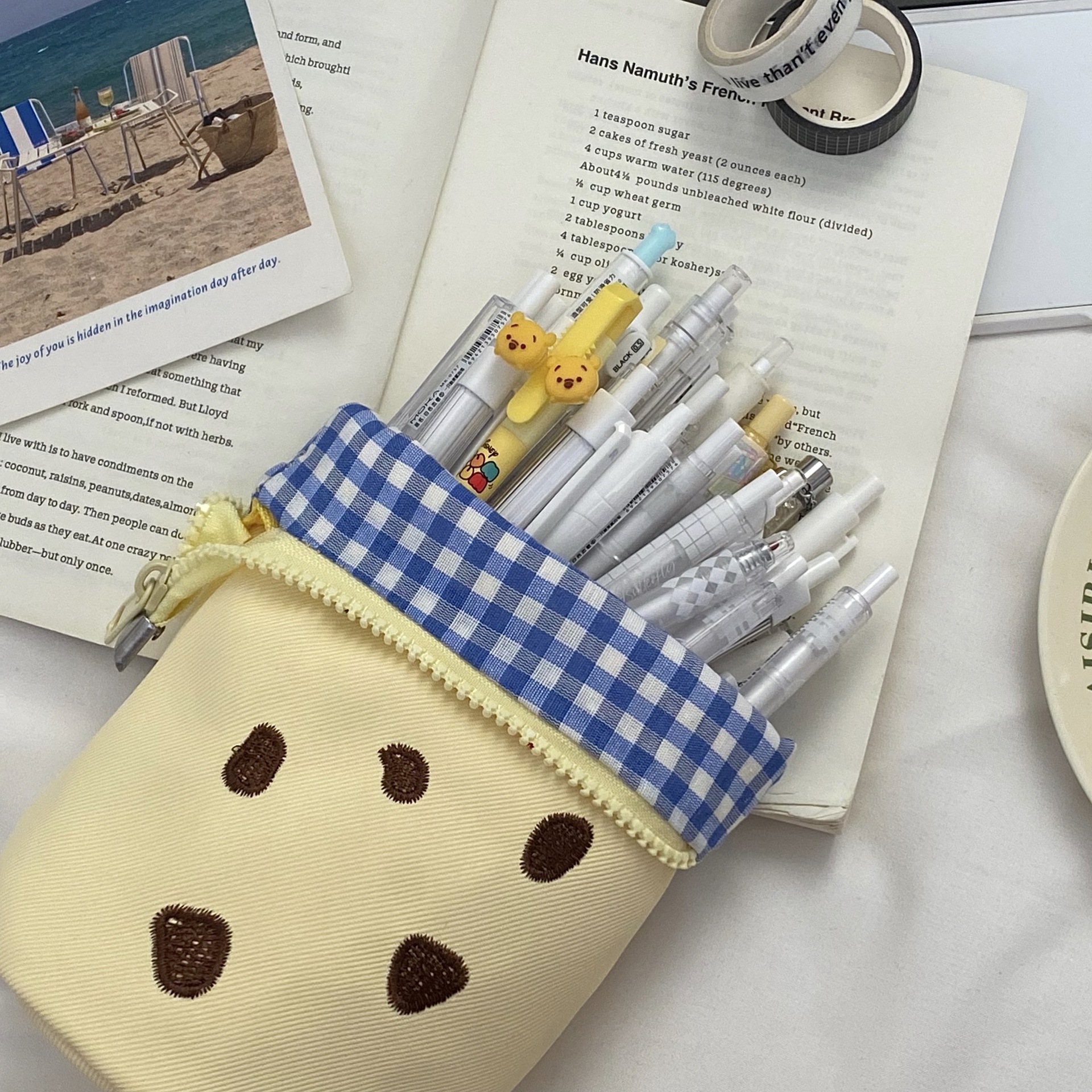 Cartoon cookie pen case, high appearance level, pen barrel style pen case, creative vertical flip stationery storage bag, student cylinder pencil case Application Scenario