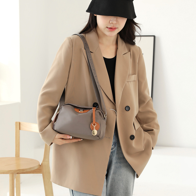 Colorful Fox's new portable single-shoulder bag, a trendy Japanese crossbody bag for women, and a water-resistant nylon phone case details Picture