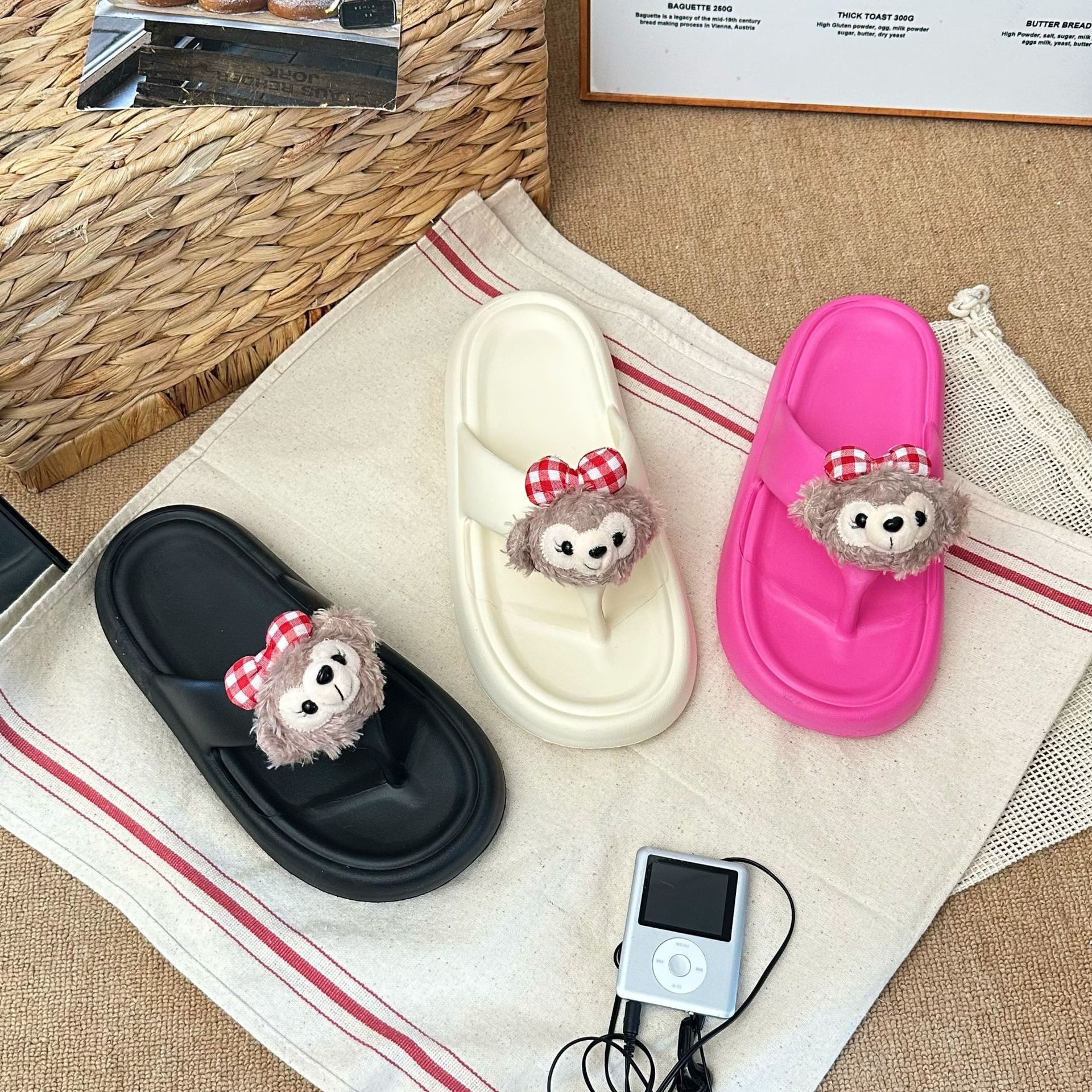 Cute Sherry rose slippers, dirt-resistant giant soft-soled flip-flops, summer women's style, can be worn outside, vacation beach casual slippers details Picture