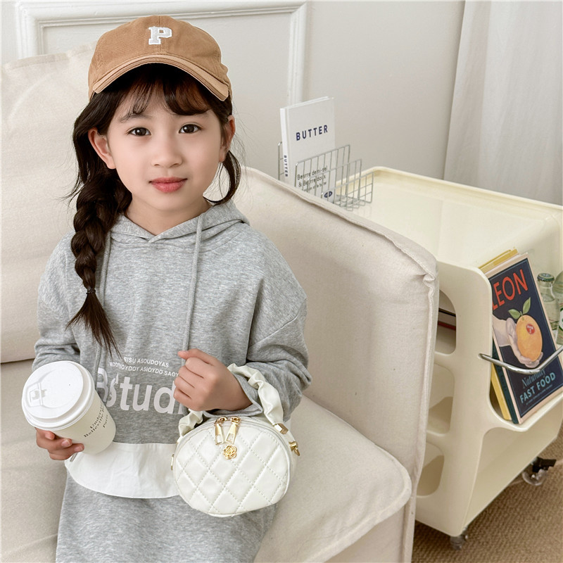 New cute girl's loose change bag, Korean-style stylish girls' crossbody bag, personalized, trendy, simple and mini accessory bag Application Scenario