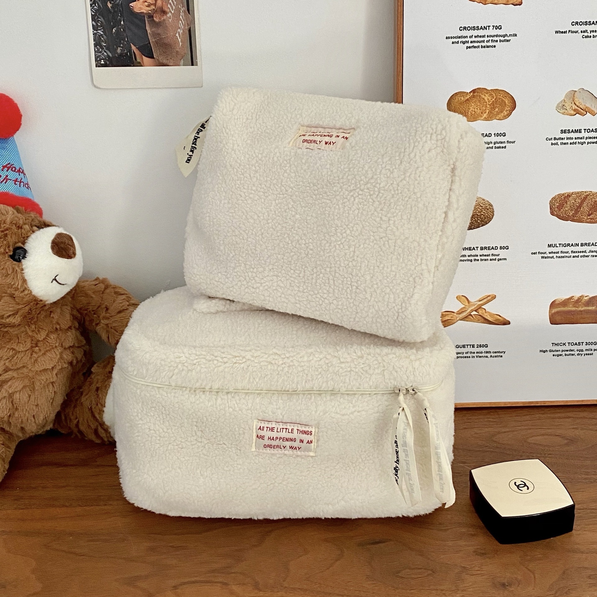 Wholesale lambskin cosmetic bags in stock, with a girlish heart, high appearance level, large capacity, portable travel storage clutch Application Scenario