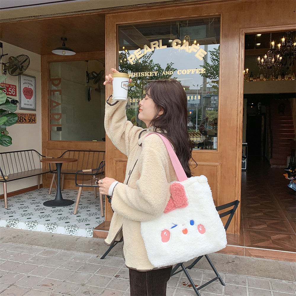 110292 Plush embroidered cartoon girl sweet handbag, large-capacity single-shoulder bag, portable bag for work and commuting Specification drawing