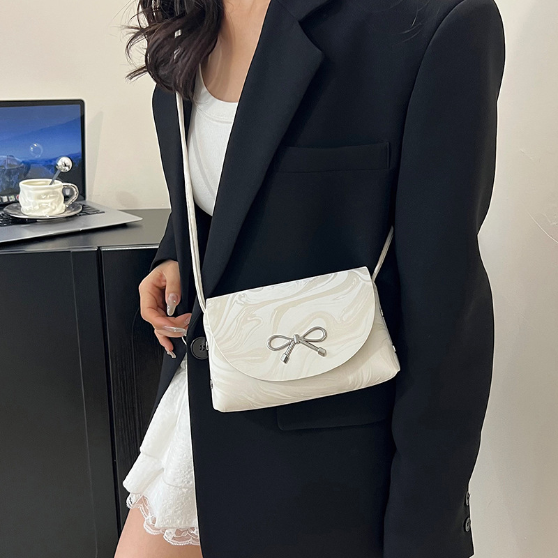 A new trendy and fashionable hand-held small square bag for women in 2025 from South Korea, with a unique design and a stylish crossbody bag full figure