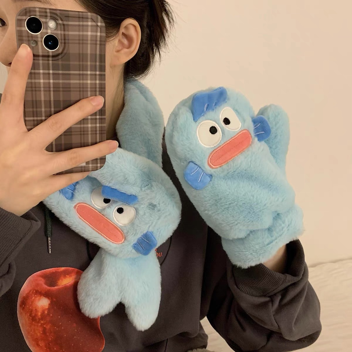 Cartoon ugly fish neck and gloves two-piece set, ins style, winter warmth, thickened, student cycling to keep warm, girls can wear the neck Application Scenario