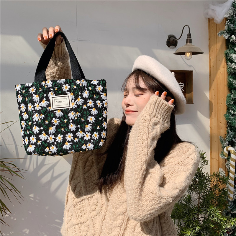 11262 INS Korean Style sweet embroidered Daisy flower handbag, snack storage, bento bag, hand-held mommy bag Application Scenario