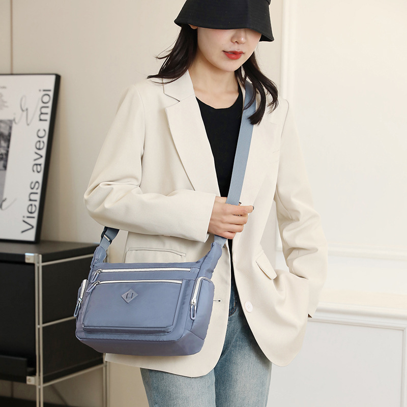 Colorful Fox Multi-layer large-capacity single-shoulder bag, women's outdoor casual water-resistant crossbody bag, simple bag details Picture