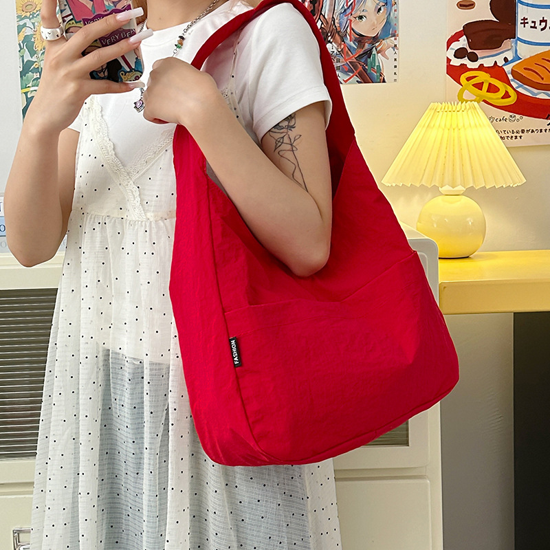 Casual single-shoulder nylon fabric bags are bestsellers for women. Simple and lightweight tote bags are versatile for students. Hand-held commuter bags are selling well Specification drawing