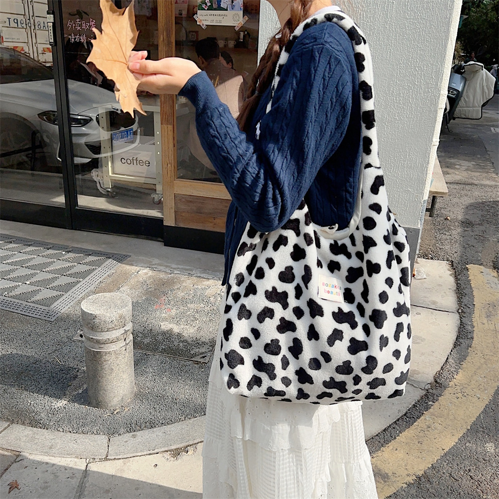 311201 Cute plush cow pattern bag Autumn and winter large-capacity canvas vest bag for girls' class winter handbag details Picture