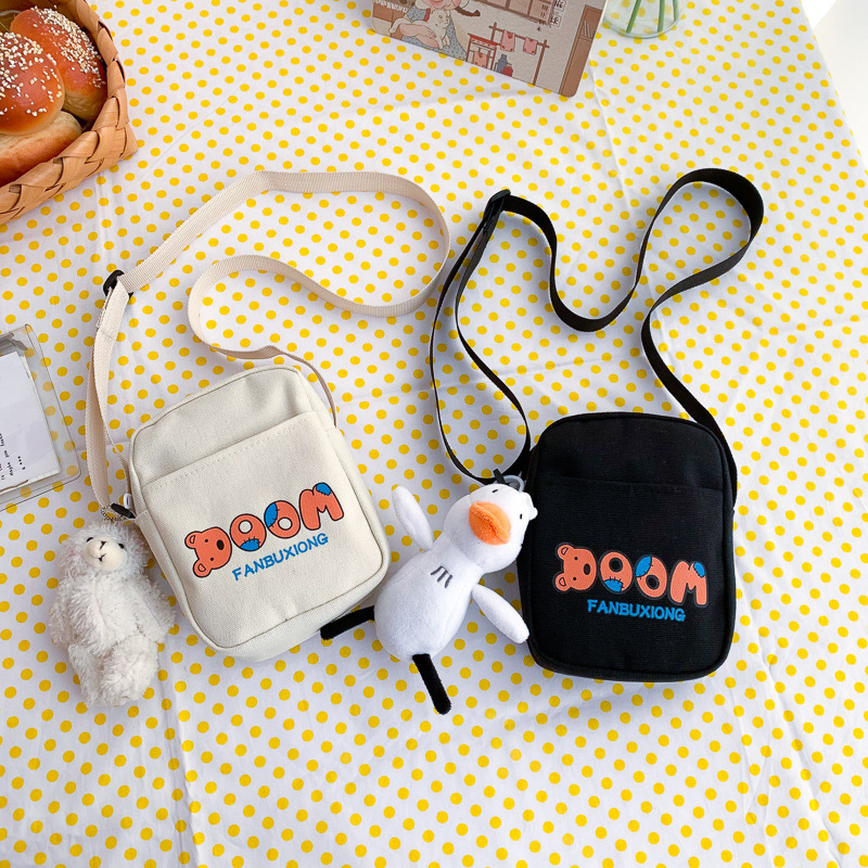 A new Korean-style casual Instagram streetwear lettered crossbody bag for 2024, a small square crossbody bag for students and children Specification drawing