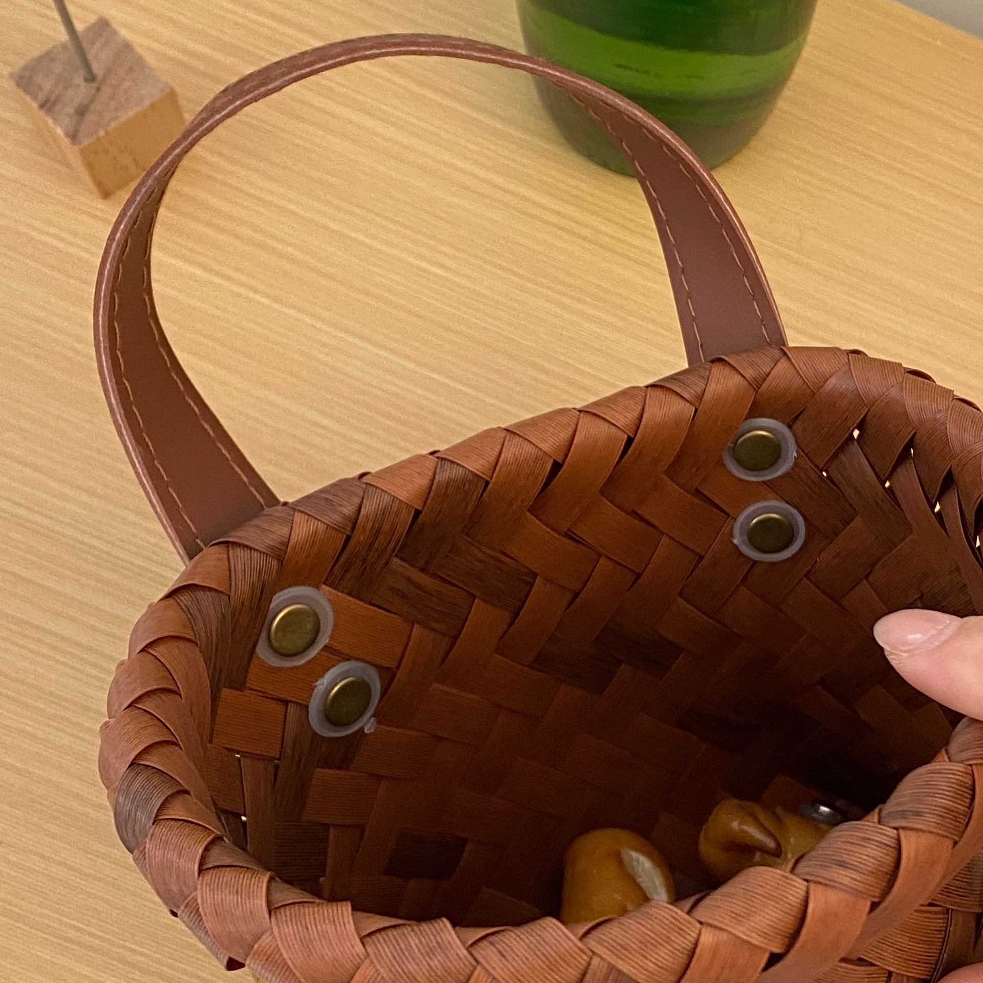 Wicker wall-mounted storage baskets, storage baskets, retro small baskets, small sundries storage baskets, fruit baskets, woven baskets, vegetable baskets Application Scenario