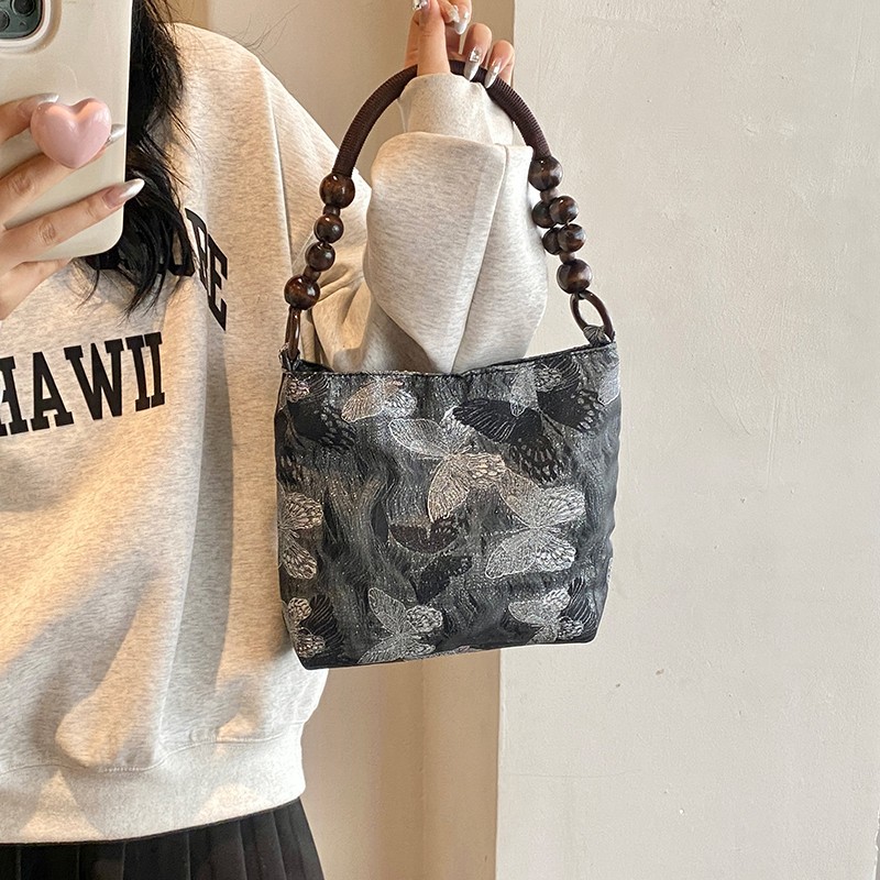 The versatile and high-end single-shoulder bag of 2024, the new Chinese-style tote hand-held bamboo joint bag, and the niche underarm bag are selling well among women Application Scenario